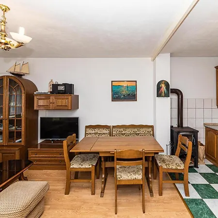 3 Bedroom Amazing In Apartman Trogir