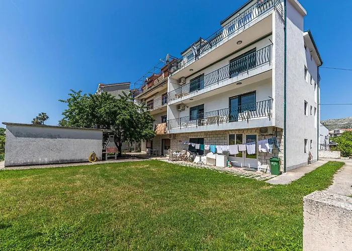 Апартаменти 3 Bedroom Amazing In