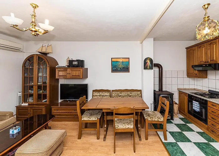 3 Bedroom Amazing In Апартаменти Трогір
